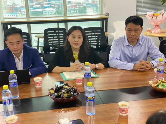 比亞迪叉車全球銷售總經理陳麗萍座談會發表講話